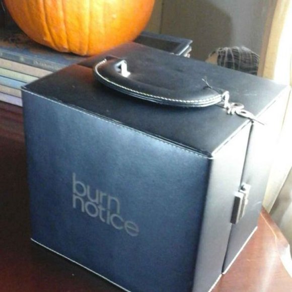 RARE Burn Notice TV Show Collectible Promo Martini Travel Cocktail Set w/ Lock - Picture 5 of 6